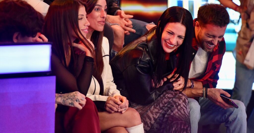 Toda la intimidad de la tribuna de los ex Gran Hermano, con Cata y Chiara de cabecillas: quién decide las ubicaciones, qué hacen en los cortes, y quiénes son los más picantes imagen-95