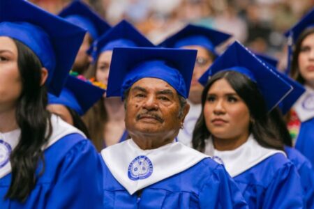 Quién es Rafael Aguirre, el migrante mexicano que se graduó en Texas a los 83 años: “Nunca es tarde para aprender” imagen-9