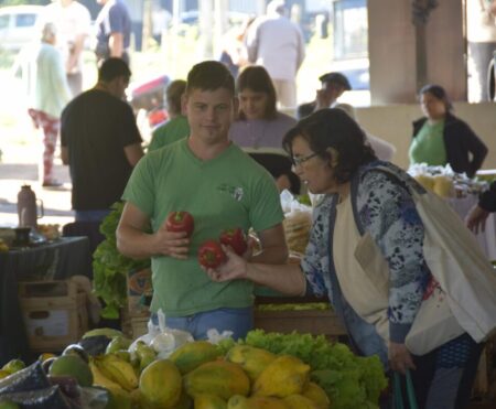 Realizaron operativo integral en la Feria Franca de Itaembé Miní imagen-12