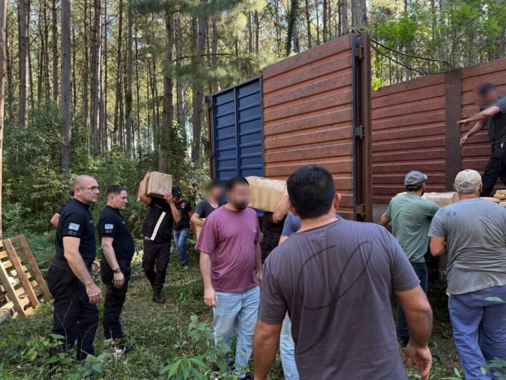 Arrestos y toneladas de droga secuestradas por la Policía en un campamento narco en Montecarlo imagen-5
