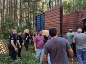 Arrestos y toneladas de droga secuestradas por la Policía en un campamento narco en Montecarlo imagen-1