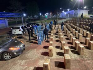 Incautan $400 millones en cigarrillos, dos detenidos y tres vehículos secuestrados, el mayor golpe al contrabando de la Policía en Misiones imagen-3