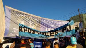 Con la consigna «El peronismo vive en la Renovación» militantes y dirigentes del justicialismo se manifestaron frente a la sede del PJ intervenido imagen-1