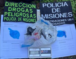 Narcos delivery ocultaron cocaína en la casa de una abuela: la droga valuada en más de un millón de pesos fue incautada imagen-1