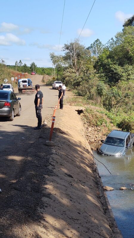 Cae una camioneta al arroyo Tabay, despistando del obligado desvío por la clausura del Puente imagen-14
