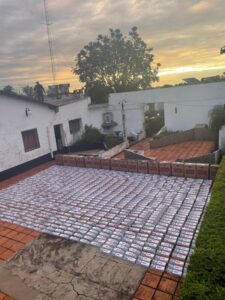 Policías secuestraron un millonario cargamento de cigarrillos tras una persecución e intento de fuga imagen-1