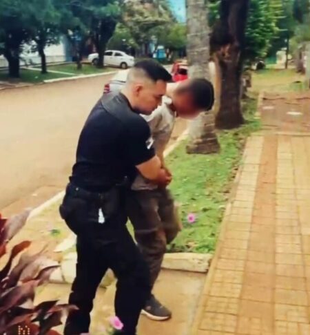 Delincuente con mucha sed fue arrestado en pleno robo: se llevaba un jugo en sobre y 84 cervezas imagen-5