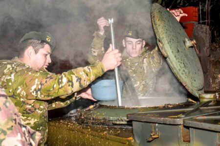 Municipalidad y Ejército Argentino desplegaron acciones solidarias en barrios posadeños afectados por el temporal imagen-81