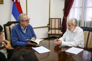 Passalacqua recibió ejemplares de la primera edición en guaraní de “¨Platero y yo”, que serán distribuidas en instituciones educativas de la región imagen-4