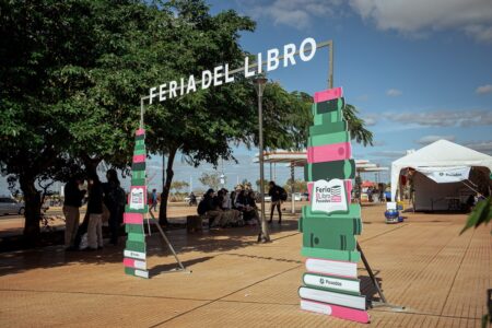 “El contacto con el libro nos forma de otra manera” dijo Stelatto en su visita a la Feria imagen-8