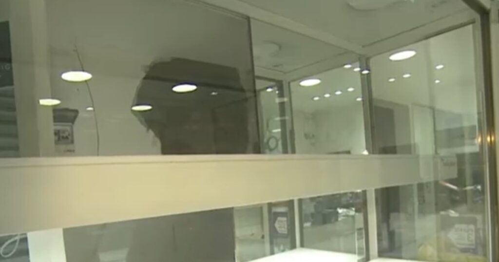 Abrieron un boquete y vaciaron una joyería en el centro de Morón imagen-95