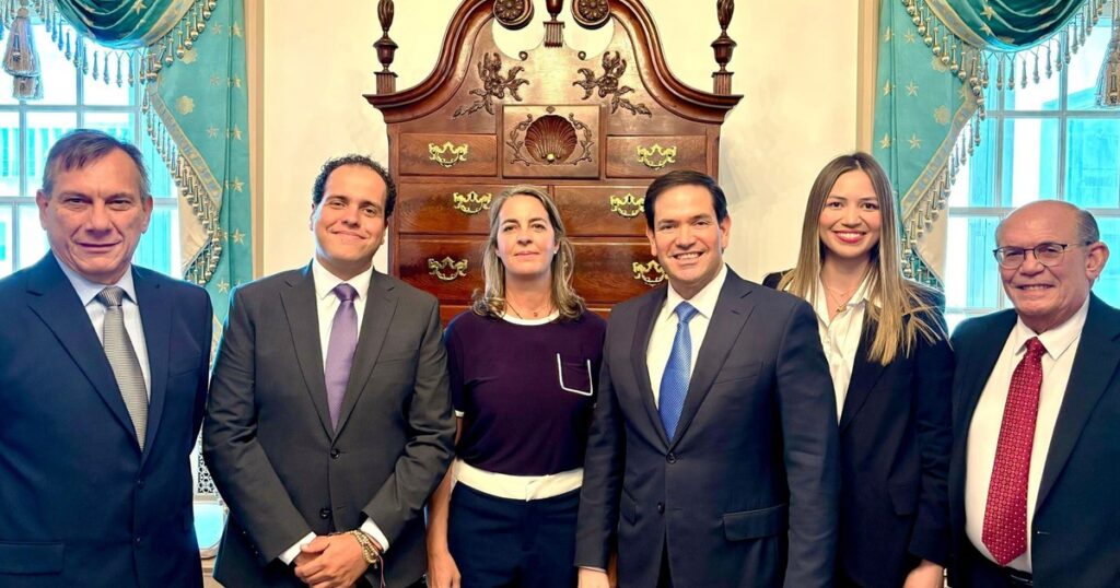 Aparecen por primera vez en Washington los rescatados de la embajada argentina imagen-5