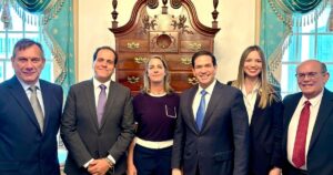 Aparecen por primera vez en Washington los rescatados de la embajada argentina imagen-3