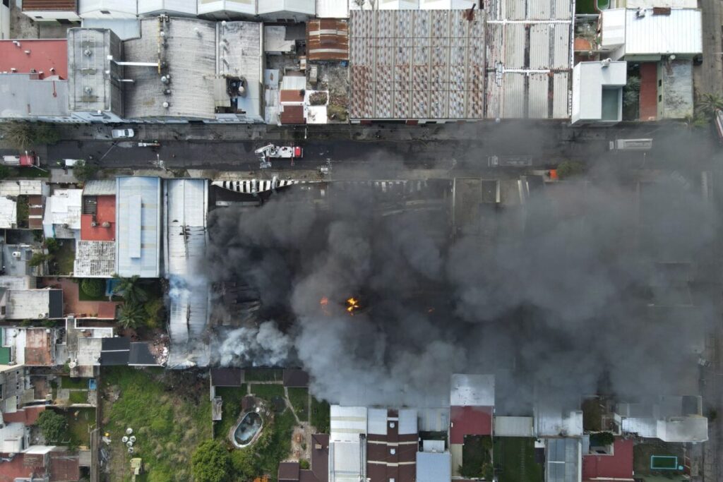 Video: así fue el momento en el que colapsó el techo de la pañalera que se incendió en Lomas del Mirador imagen-96