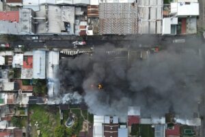Video: así fue el momento en el que colapsó el techo de la pañalera que se incendió en Lomas del Mirador imagen-1