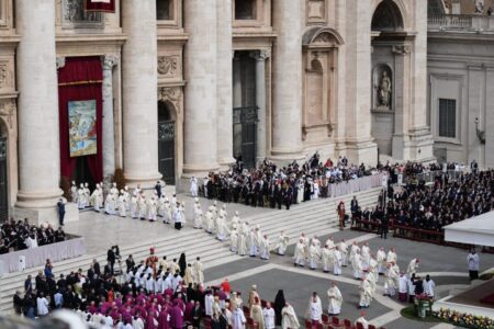 León XIV asume oficialmente como Papa en una misa que concentra las miradas del mundo imagen-27