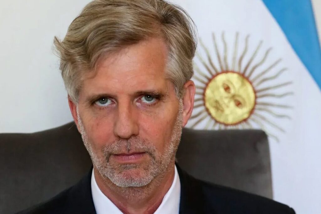 El Gobierno niega que la SIDE investigue a opositores y periodistas, pero interviene el Congreso imagen-92