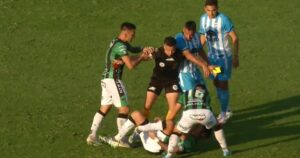 Escalofriante lesión del capitán de Nueva Chicago, Stefano Callegari, contra Gimnasia de Jujuy en la Primera Nacional imagen-3