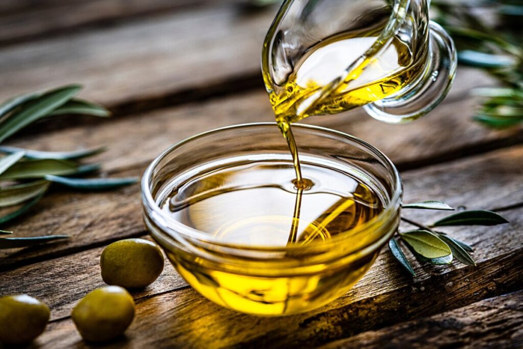 La Anmat prohibió la venta de dos marcas de aceite de oliva, una de miel y otra de cuidado personal imagen-97