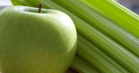Cómo preparar jugo de manzana verde con apio para desintoxicar el cuerpo imagen-14