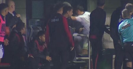 Video: lo echaron por un foul violento y rompió una puerta con otro patadón imagen-21