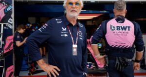 "Reserva, reserva, reserva": la respuesta cómplice de Briatore cuando le preguntaron si Colapinto correrá en Alpine a partir de la carrera en Imola imagen-2