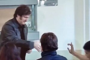 Elecciones 2025 | Los argumentos del fiscal que se negó a darle la mano a Milei en la mesa de votación: “No merece mi saludo” imagen-1