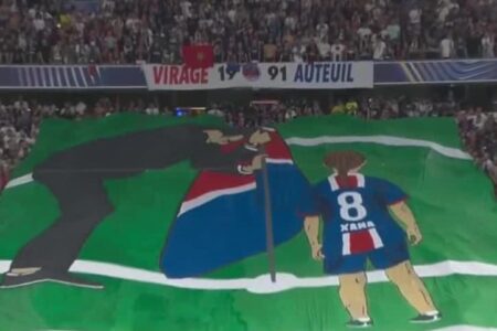 PSG vs. Inter: la conmovedora bandera de Luis Enrique y su hija de 9 años que desplegaron los hinchas franceses imagen-10