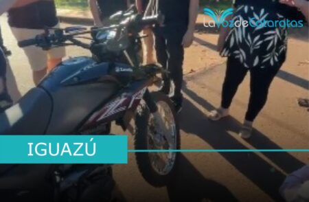 Menor colisionó con una moto contra un auto, y fue demorado por su conducta agresiva imagen-64