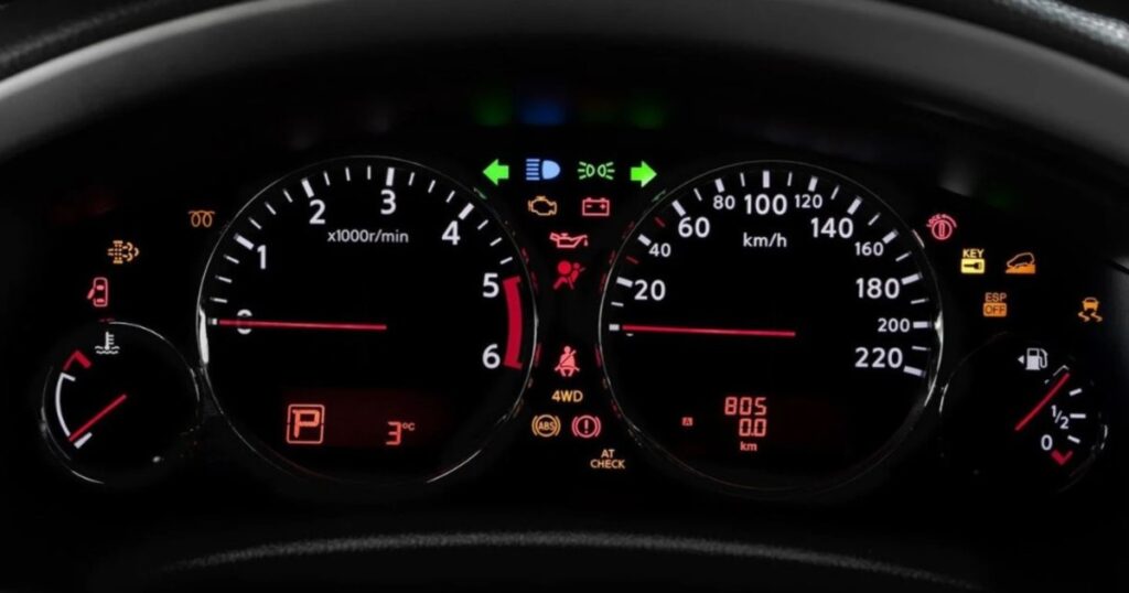 Qué indica el triángulo amarillo que aparece en el tablero de tu auto imagen-93