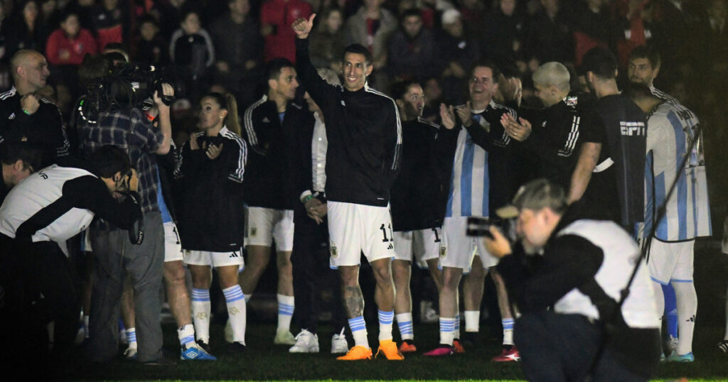 El día que la hinchada de Newell's ovacionó a Ángel Di María imagen-39
