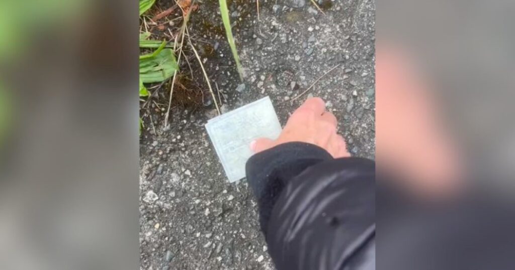 Descubrió un cheque tirado en la calle y terminó su día con una recompensa: "Fue increíble" imagen-4