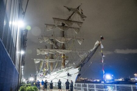 Tragedia en Nueva York: el buque escuela mexicano “Cuauhtémoc” chocó contra el Puente de Brooklyn y dejó dos muertos imagen-13
