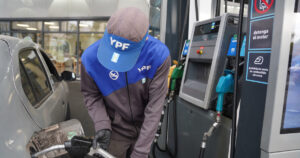 YPF podrá subir y bajar la nafta en cualquier momento del día según sus ventas imagen-2
