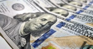 Bajan los dólares financieros y suben los bonos y las acciones tras el triunfo de LLA en CABA imagen-4