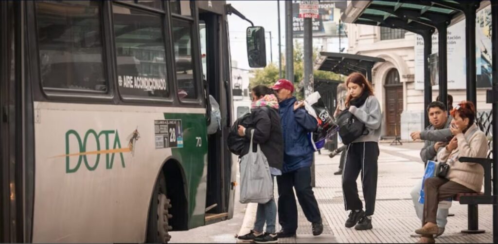 Fracasó la negociación entre el Gobierno y la UTA: este martes habrá paro de colectivos durante 24 horas imagen-5