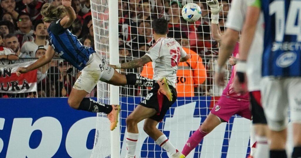 Los dos errores defensivos de River en los goles de Independiente del Valle imagen-40
