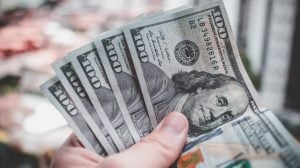 El dólar oficial anotó su mayor suba en seis jornadas, volvió a los $1.200 y la brecha con el CCL perforó el 1% imagen-1