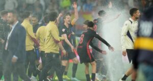 Video: Espanyol prendió los aspersores para que Barcelona no festeje el título en su cancha imagen-2