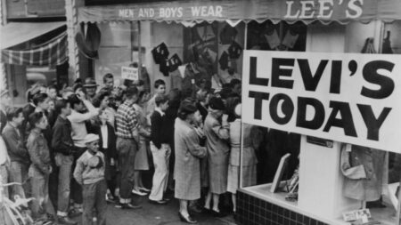 Puede parecer extraño ver un soldado con vaqueros Levi 501, pero está más cerca de la realidad que el típico traje de camuflaje imagen-109