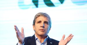 Luis Caputo culpó al kirchnerismo por el riesgo país y explicó por qué van a comprar reservas a $ 1.000 imagen-1