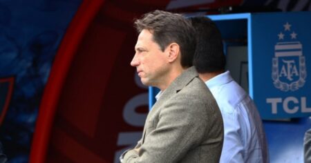 "¡Traidores!": Moretti apareció en la cancha de San Lorenzo en pleno partido, pero los directivos lo echaron del palco oficial imagen-13