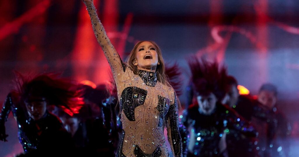 Jennifer Lopez y su desacatada conducción de los AMAs: transparencias, danza y los besos con sus bailarines imagen-93