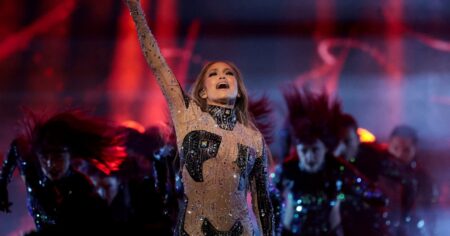 Jennifer Lopez y su desacatada conducción de los AMAs: transparencias, danza y los besos con sus bailarines imagen-8