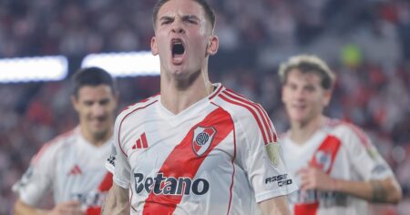 El partido de Mastantuono: finta de crack, gol de penal y aplauso Monumental imagen-16
