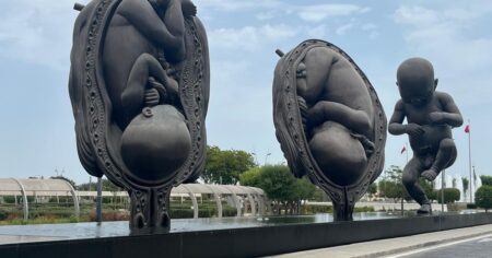 En Doha, la obra de Damien Hirst que permaneció cubierta cinco años y hoy da nombre a un barrio imagen-8