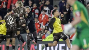 Platense se sobrepuso de la polémica con el árbitro, sacó a River y pasó a semis: reviví lo mejor - TyC Sports imagen-4