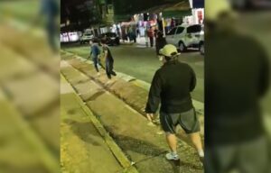 Corridas, piñas y tiros en La Placita: un comerciante herido de un disparo imagen-3