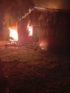 Un incendio destruyó en su totalidad una vivienda en Puerto Iguazú imagen-8