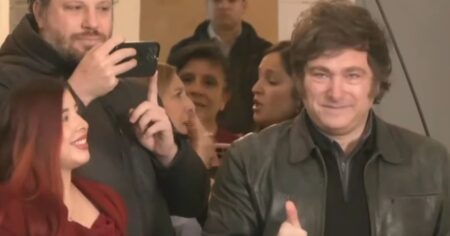 Javier Milei votó en las elecciones de CABA y calentó la pelea con el PRO: "Macri está hecho un llorón, se lo ve muy de cristal" imagen-13